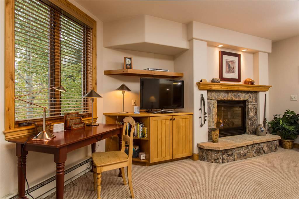 Couch,Furniture,Bedroom,Indoors,Room