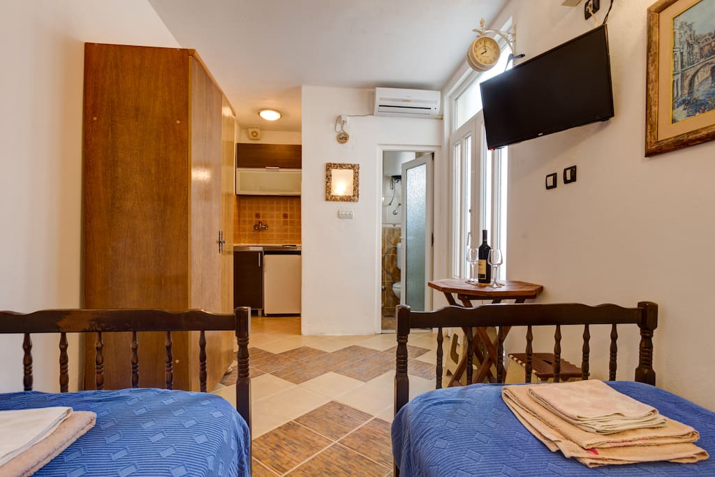 The studio has 2 single beds, TV, radio...
