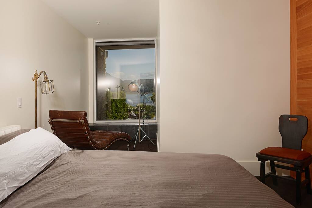 Master bedroom queen bed