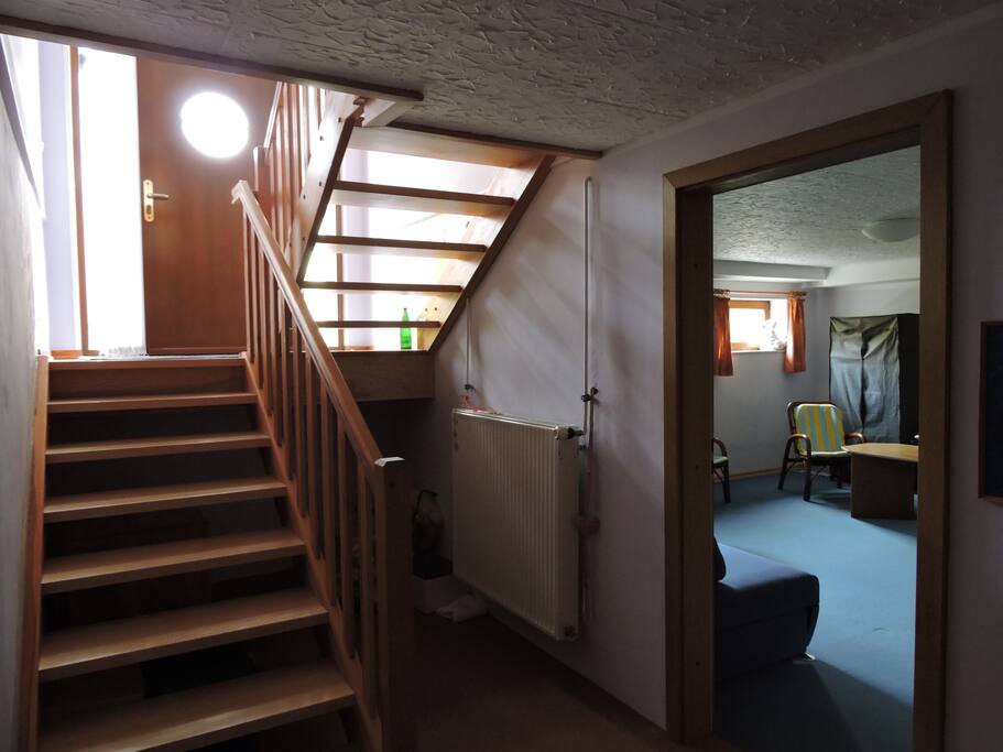 Treppenhaus, Eingang und zum Badezimmer