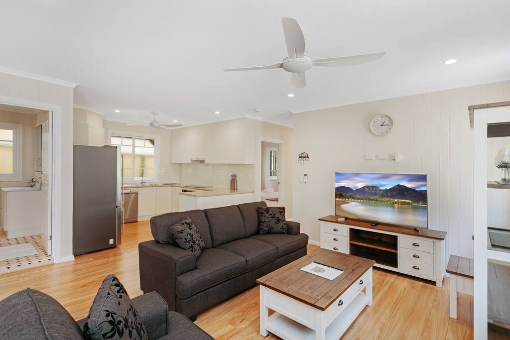 Open plan living areas (fan, heat/cool air conditioner, SmartTV, Netflix, wifi)