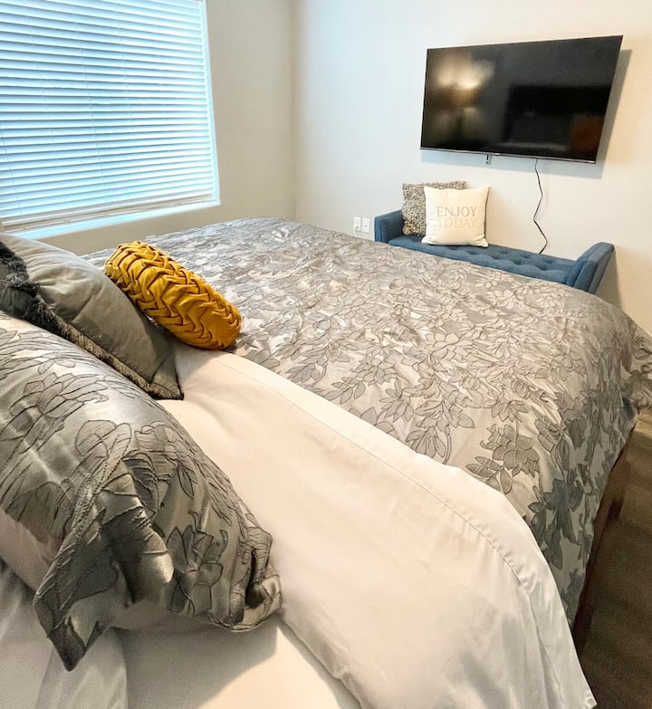 جناح رئيسي وسرير بحجم كبير وتلفزيون ذكي مع روكو لخدمات البث. 