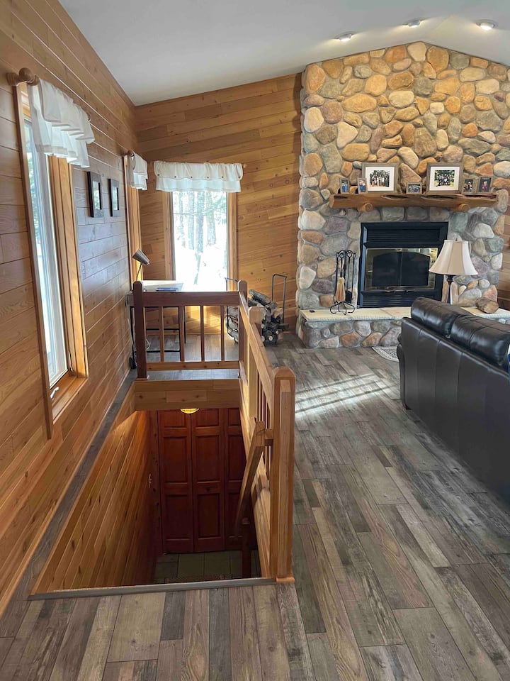 4 Bedroom Lake Cabin w 2 Stone Fireplaces