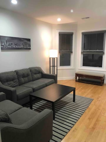 Perfect 4 BDR apt, Northside, Free parking, CUBS