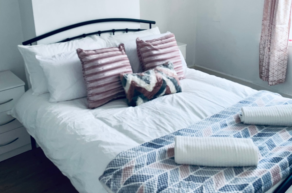Top Airbnb: Cheerful Town House in Coventry City Centre in Keresley