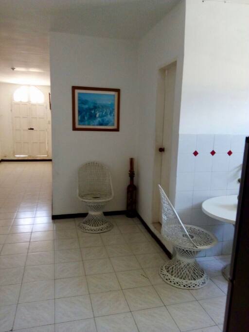 Televisor con antena, comedor interno y externo.