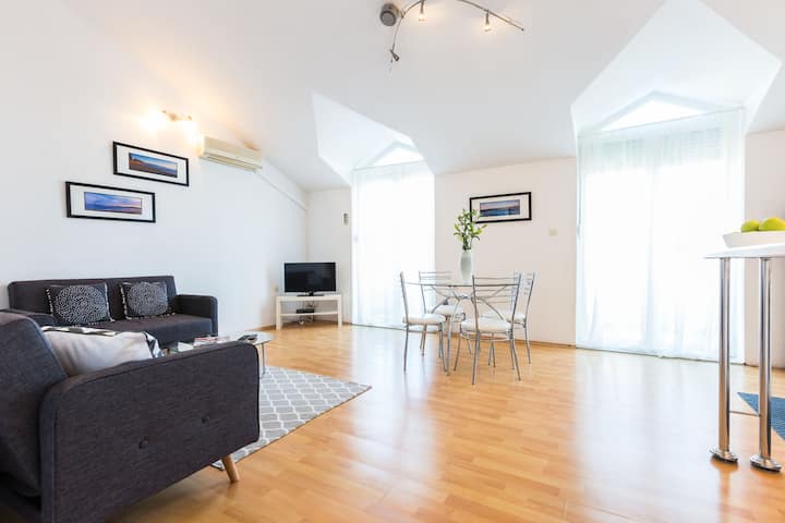 charming 2 bedroom apartment