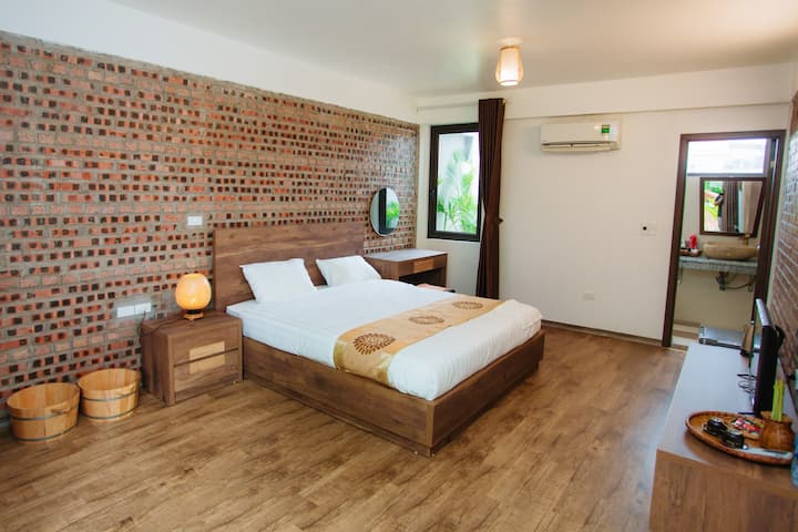 Very spacious room, king sized bed, comfy and very clean, wooden floor. Our room has one window looking over a fish pond. The room has a yard, garden in front with swings, garden view.