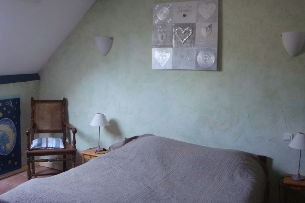 une chambre à l'étage avec un lit pour 2 personnes