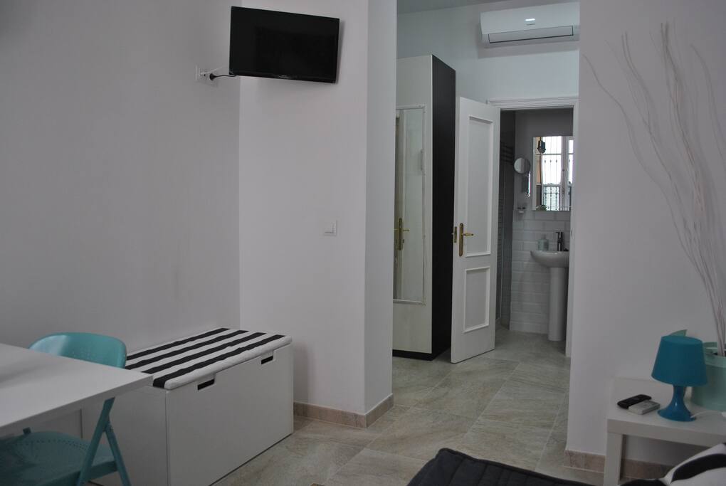 vista del loft con tv pantalla plana
