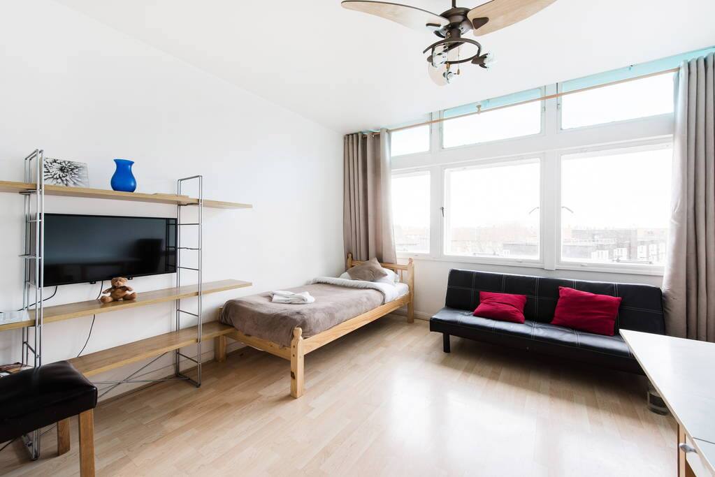 The living room also has an extendable table with 5 dining chakra l