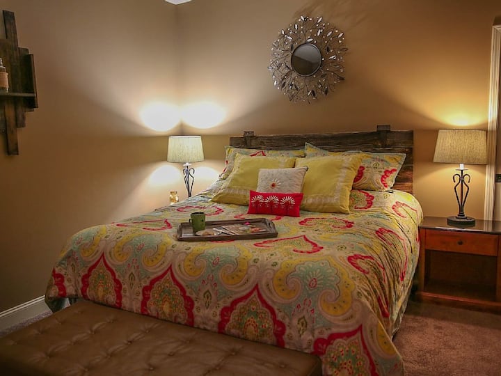 Chumba cha kulala cha Master - Ukubwa wa King - Mtazamo Mkuu wa Ziwa