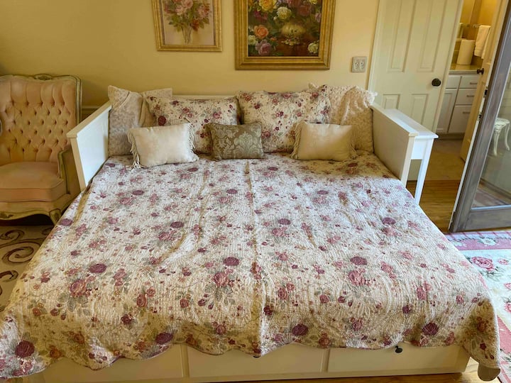 จัดเตรียมไว้สำหรับผู้ใหญ่ 2 คนในเตียงคิงไซส์ 1 หลัง