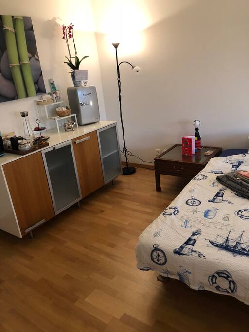 Kommode mit verstellbaren Tablaren