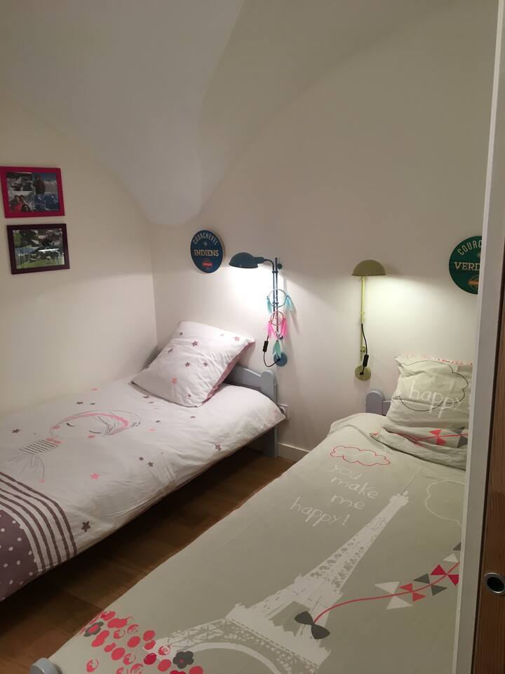 ห้องนอน 2 พร้อมเตียงเดี่ยวสองเตียง 