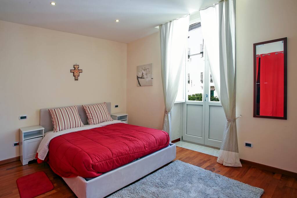 Camera da letto con affaccio in via dei mercanti - centro storico.