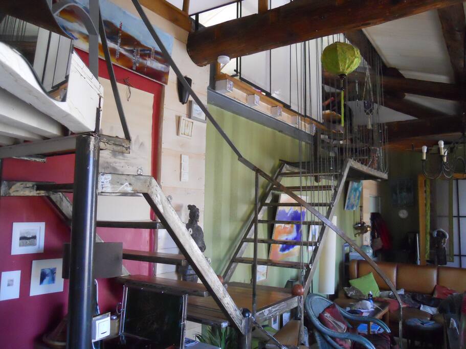 les 2 escaliers conduisant chacun à une mezzanine et aux couchages