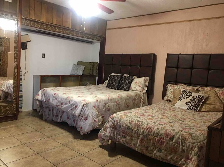 Habitación con 2 camas matrimoniales