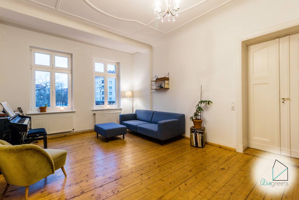 On the cozy sofa, you can relax after an eventful day in the city.