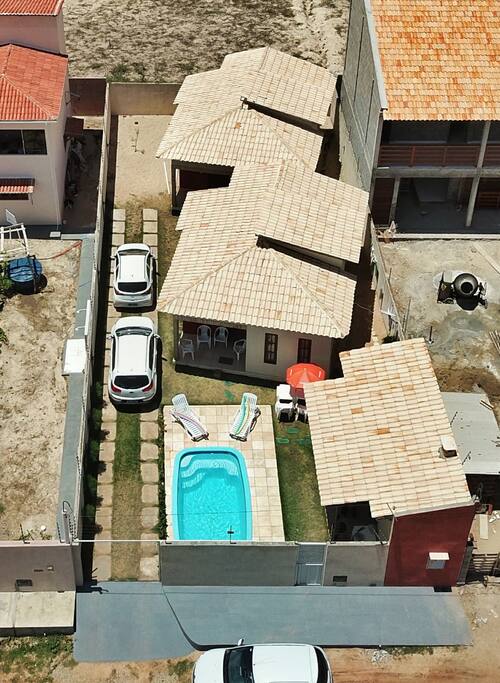 Vista AÉREA dos DOIS CHALÉS, ÁREA COMUM, PISCINA, ESTACIONAMENTO.