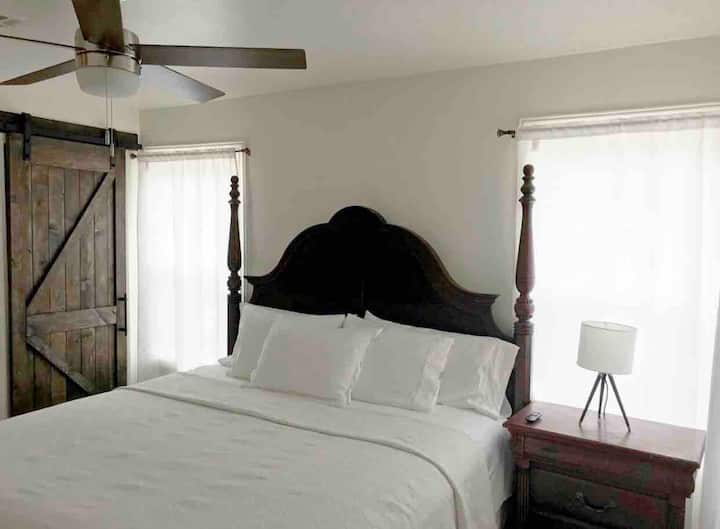 主卧配备加大双人床、步入式衣柜和带有线电视的电视、Netflix和Hulu。 