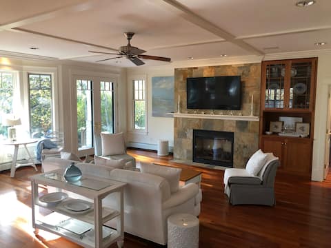 Top performing Airbnb: Steps to Nubble Light: Spacious 4BR Family Retreat in Kennebunkport / Southern Maine Coast