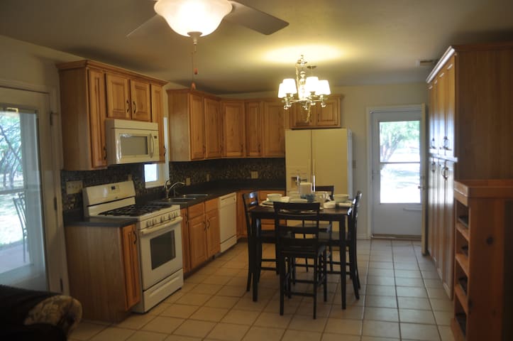 Lazy Acres Cottage Guesthouses For Rent In Abilene Texas