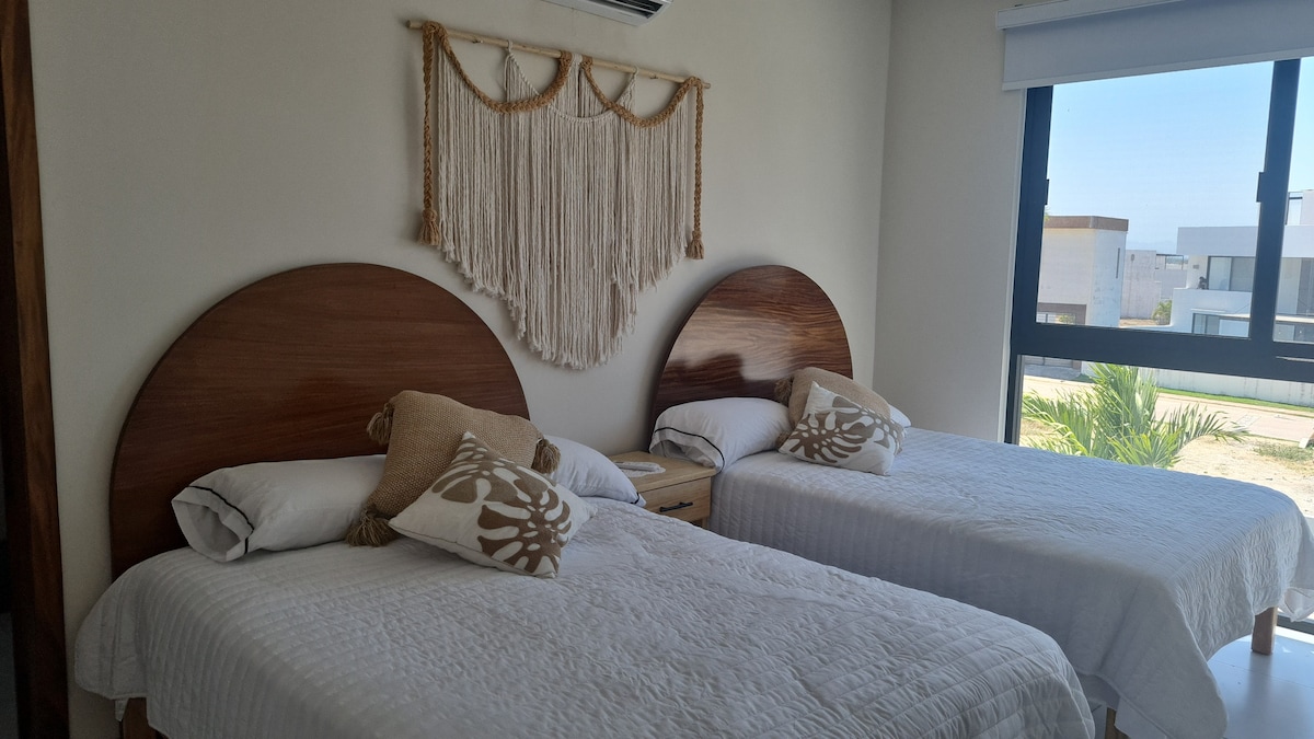 Recamara s dvoma manželskými posteľami, šatníkom v kúpeľni, klimatizáciou a ventilátorom.