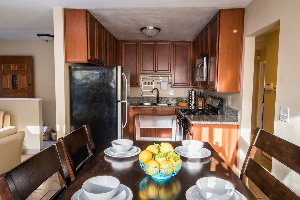 8-seater bar-height dining room is perfect for a romantic dinner for two, or expanded to show off your cooking skills to all of your party!