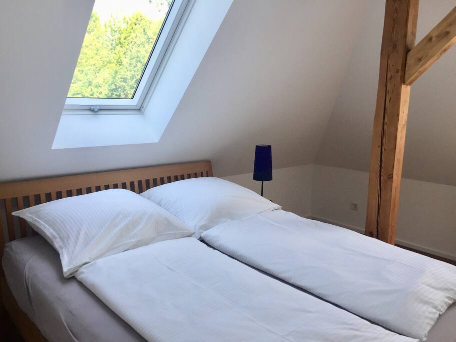 Separates Schlafzimmer mit Doppelbett und Jalousien zum Verdunkeln
