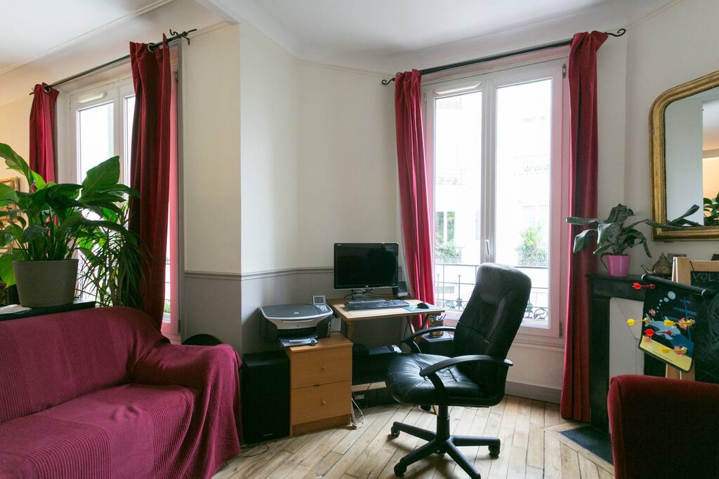 Salon contenant un canapé lit pour un couchage de 2 places
