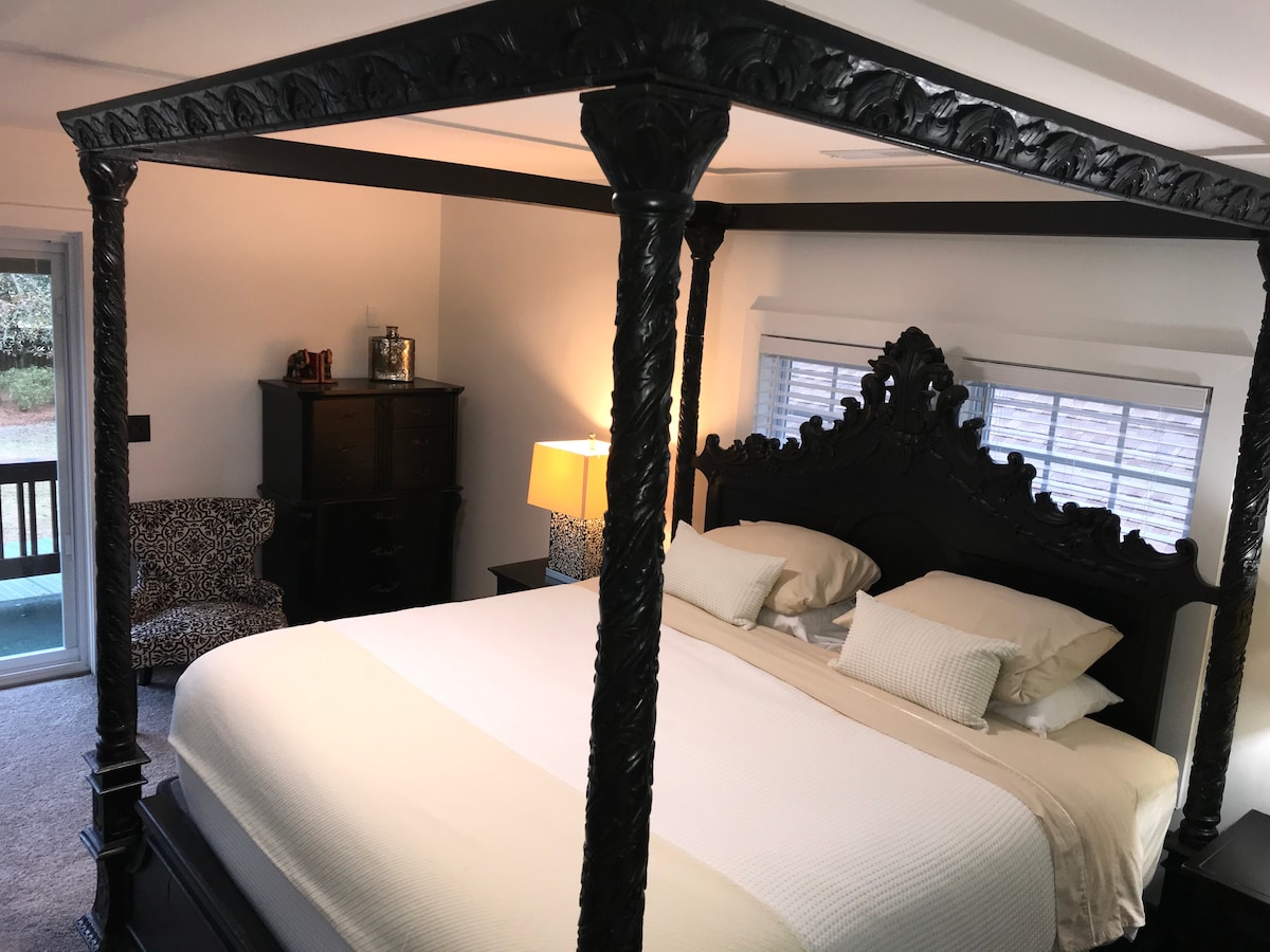 Ხელით მოპირკეთებული დიდი ზომის  საწოლი ძალიან კომფორტულია