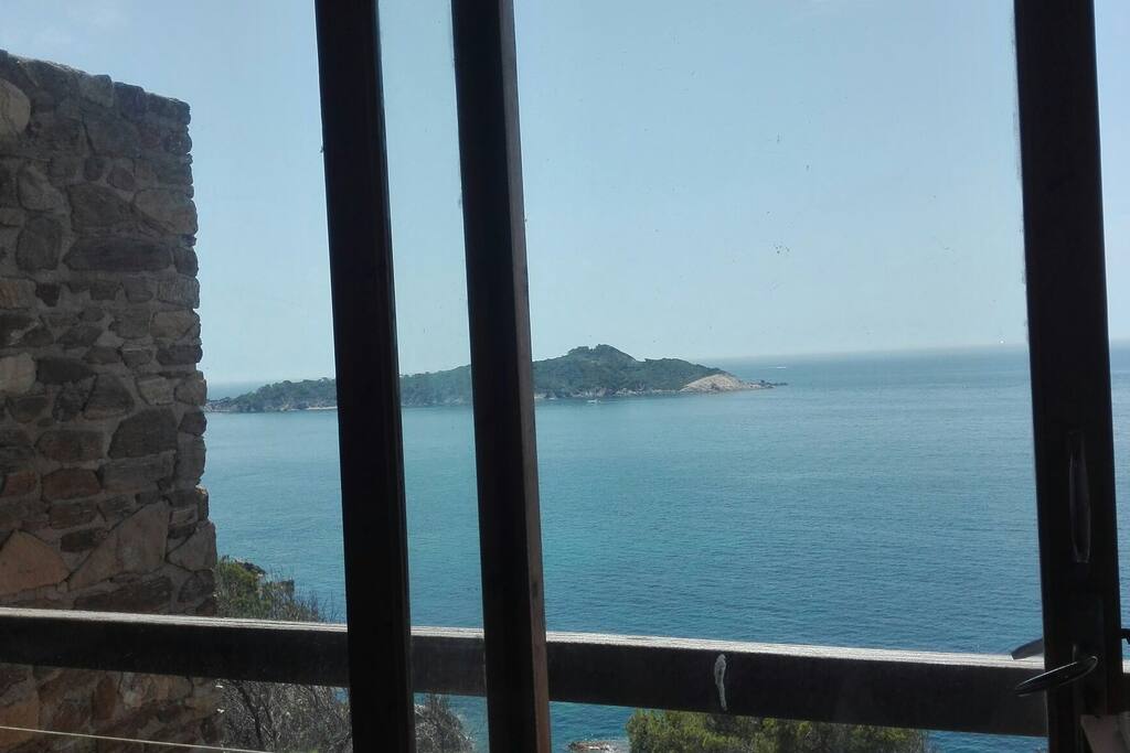 chambre avec vue plongeante sur la mer et les iles