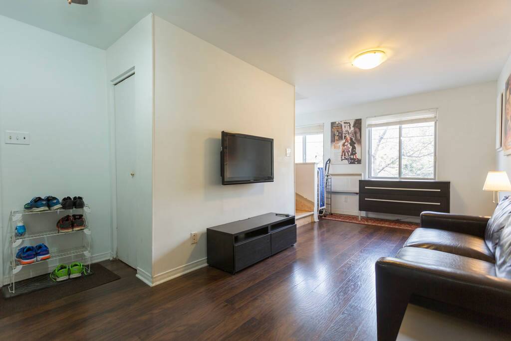 Flat Screen TV with Netflix!