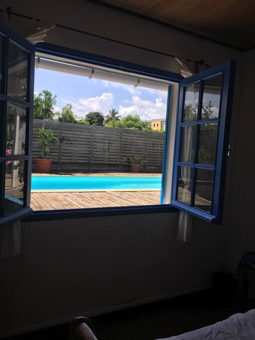 Chambre avec vue sur la piscine.