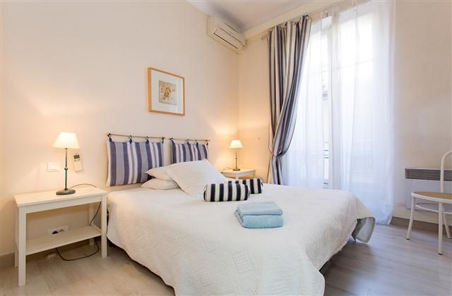 Საძინებელი  1       ეს დიდი ზომის საწოლი შეიძლება იყოს ორ ცალად.   Დამამშვიდებელი ფერები ჩვენს მშვიდ საძინებლებში - ყველაფერი ბინის შიდა ეზოში!