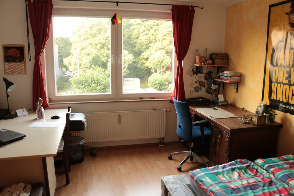 Schlafzimmer mit Blick auf den Park und den Schreibtischen/
sleepingroom with parkview and the desks