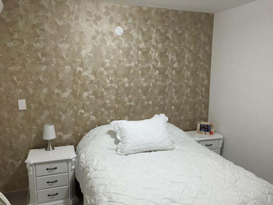 Agradable y acogedora habitaciòn, còmoda cama para dos personas.