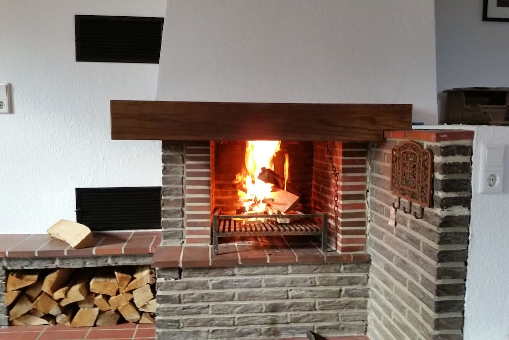 Offener Kamin im Wohnzimmer