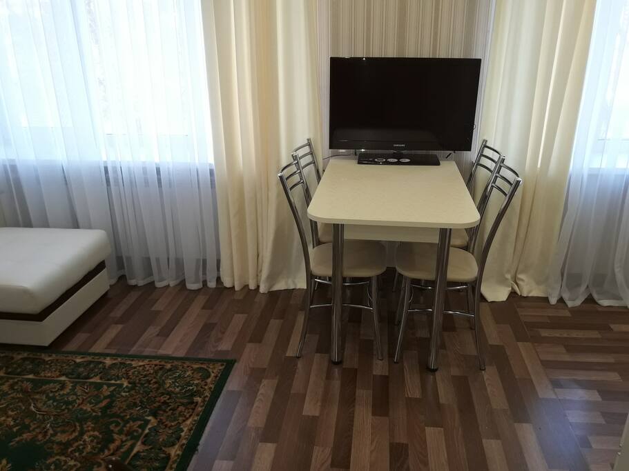 Стол и стулья