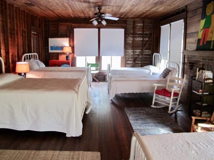 Спалня „общежитие“ на горния етаж може да побере 8 души.