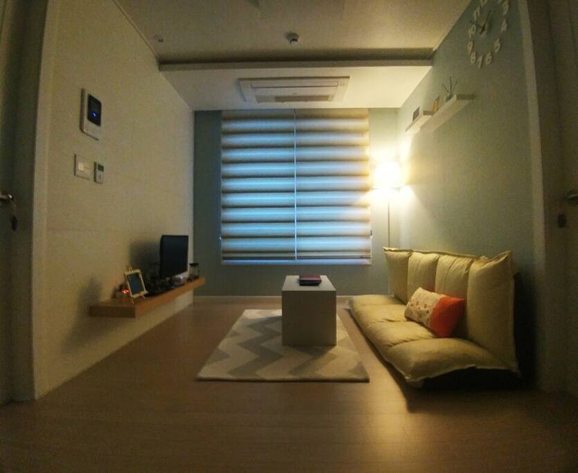 아늑하고 깨끗한 거실. 자유롭게 TV시청이 가능하며, 소파베드가 있어 여분 침대로 사용가능합니다.
