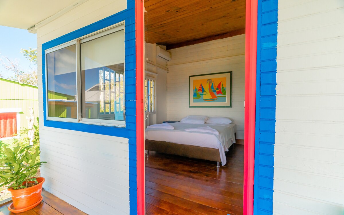 Ამ ოთახს აქვს აბაზანა-ტუალეტი.
Აქვს კონდიციონერი. 1.6 სასტუმროს ტიპის ლეიბი. Ავარცხვები. ოკეანის ხედი.