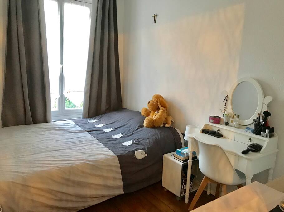 Queen bedroom with brand new queen bed (160x200cm)