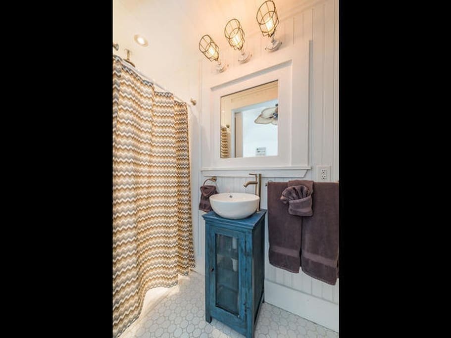 Bathroom w/ Shower