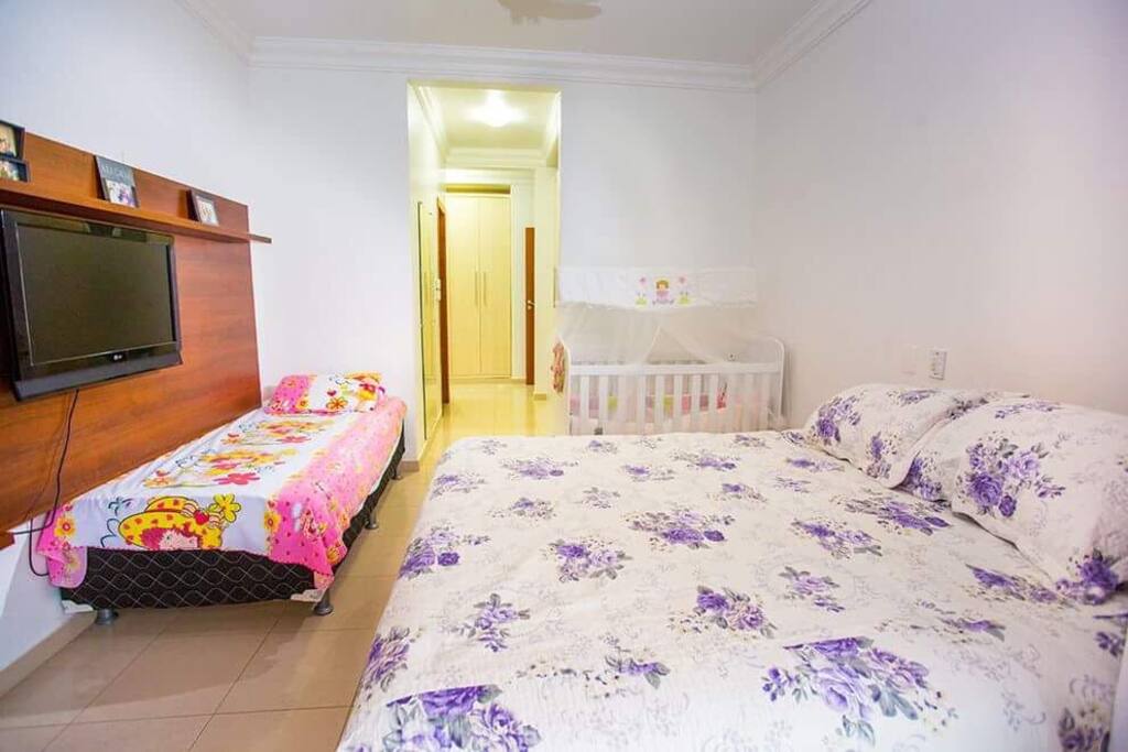 suite com ducha ,cama de casal, tv por assinatura.
