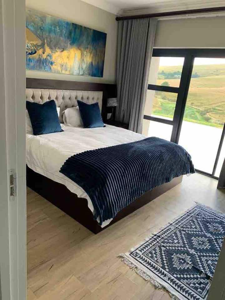 Სააბაზანოს ქვედა ნაწილში, პატარა სააბაზანოთი და საშხაპით. Იდეალურია ჯგუფურად მოგზაური წყვილისთვის და ეძებს კონფიდენციალურობას ყველა მყუდრო მომენტისთვის.