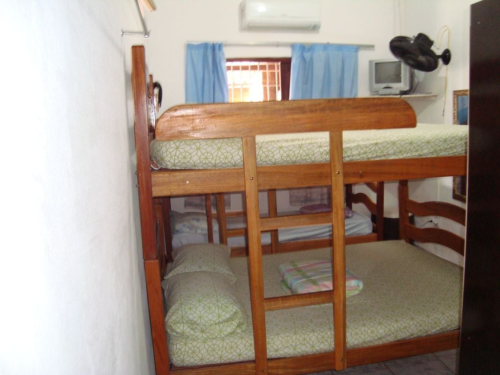 Dormitorio 1: litera doble y litera individual.