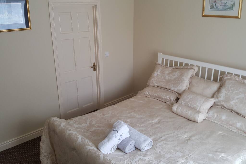 bedroom king size bed