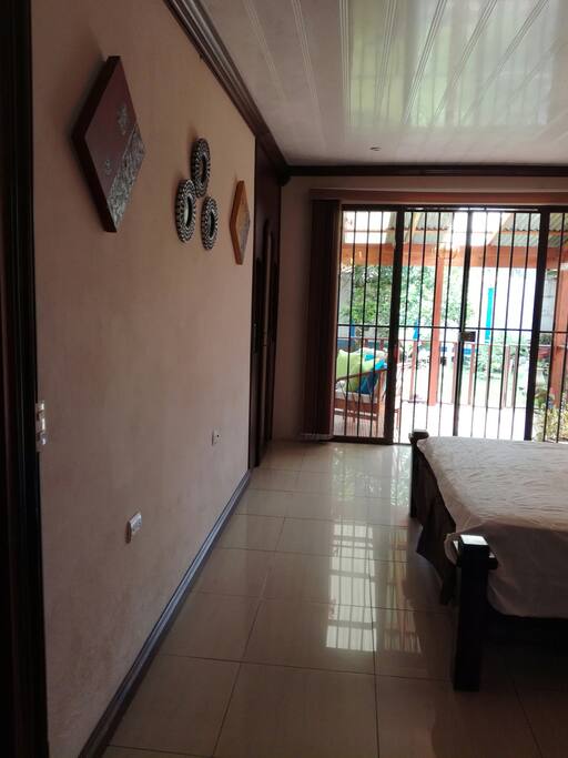 Foto de dormitorio tomada desde la terraza.